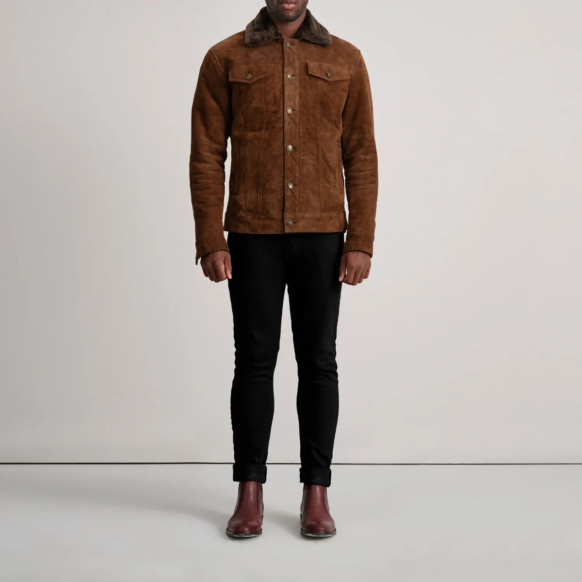 
Dallis 复古棕 Suede Shearling Trucker 真皮夹克 男士 - 展现立体袖型与合身版型的侧身视角