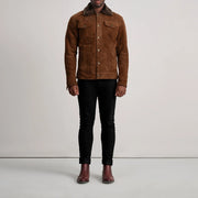 
Dallis 复古棕 Suede Shearling Trucker 真皮夹克 男士 - 展现立体袖型与合身版型的侧身视角