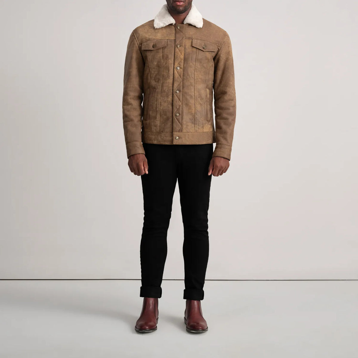 
Dallis Snuffed Brown Shearling Trucker Jacket - 展现立体袖型与合身版型的侧身视角