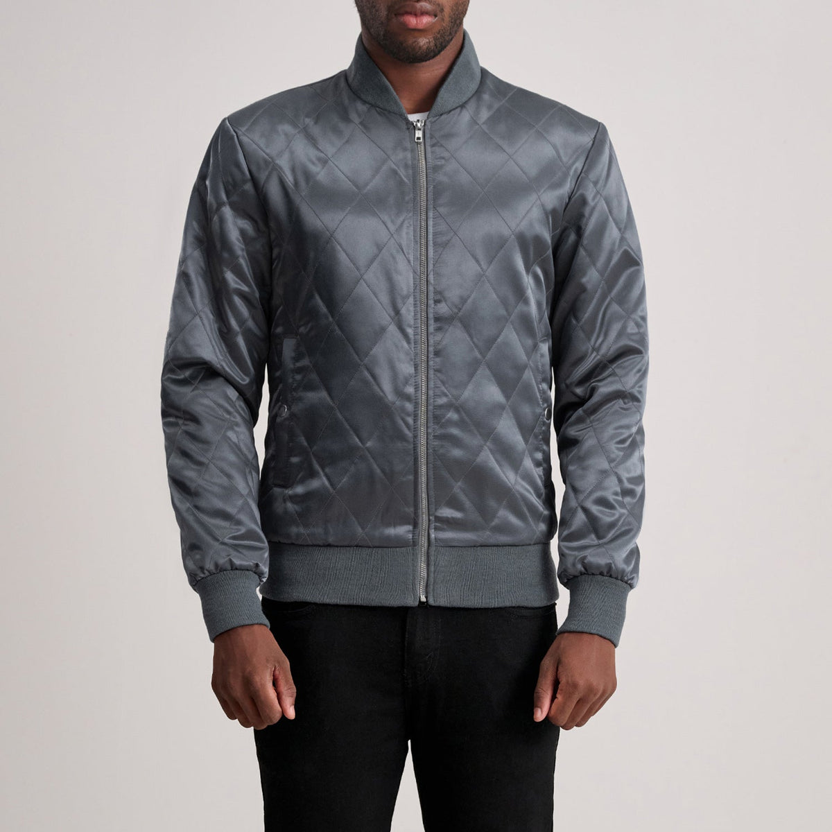 
Danson 菱格压线 Grey Varsity 真皮夹克 男士 in Grey Satin - 正面版型与定制立体剪裁轮廓 | 官方商城选购