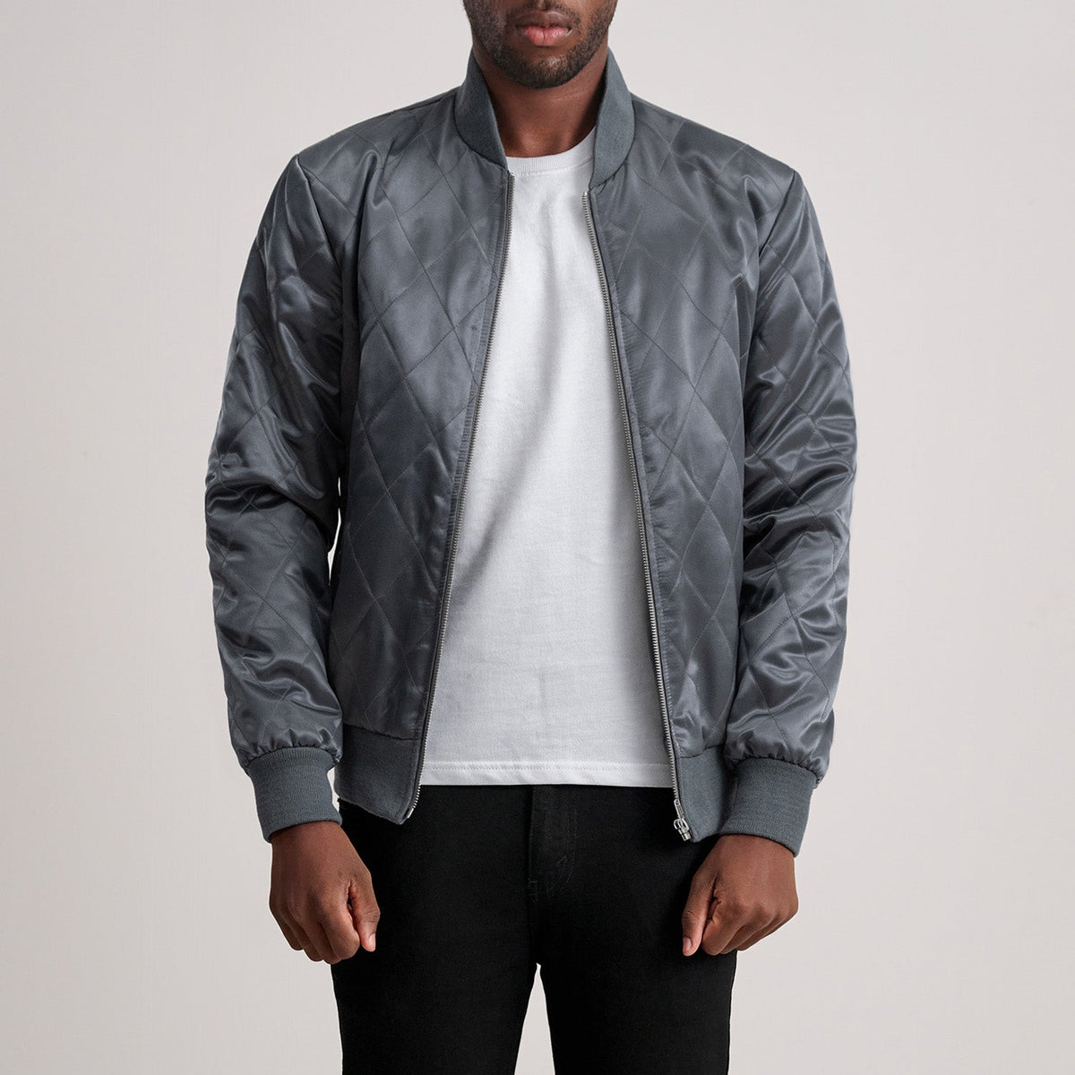 
Danson 菱格压线 Grey Varsity 真皮夹克 男士 - 展现立体袖型与合身版型的侧身视角