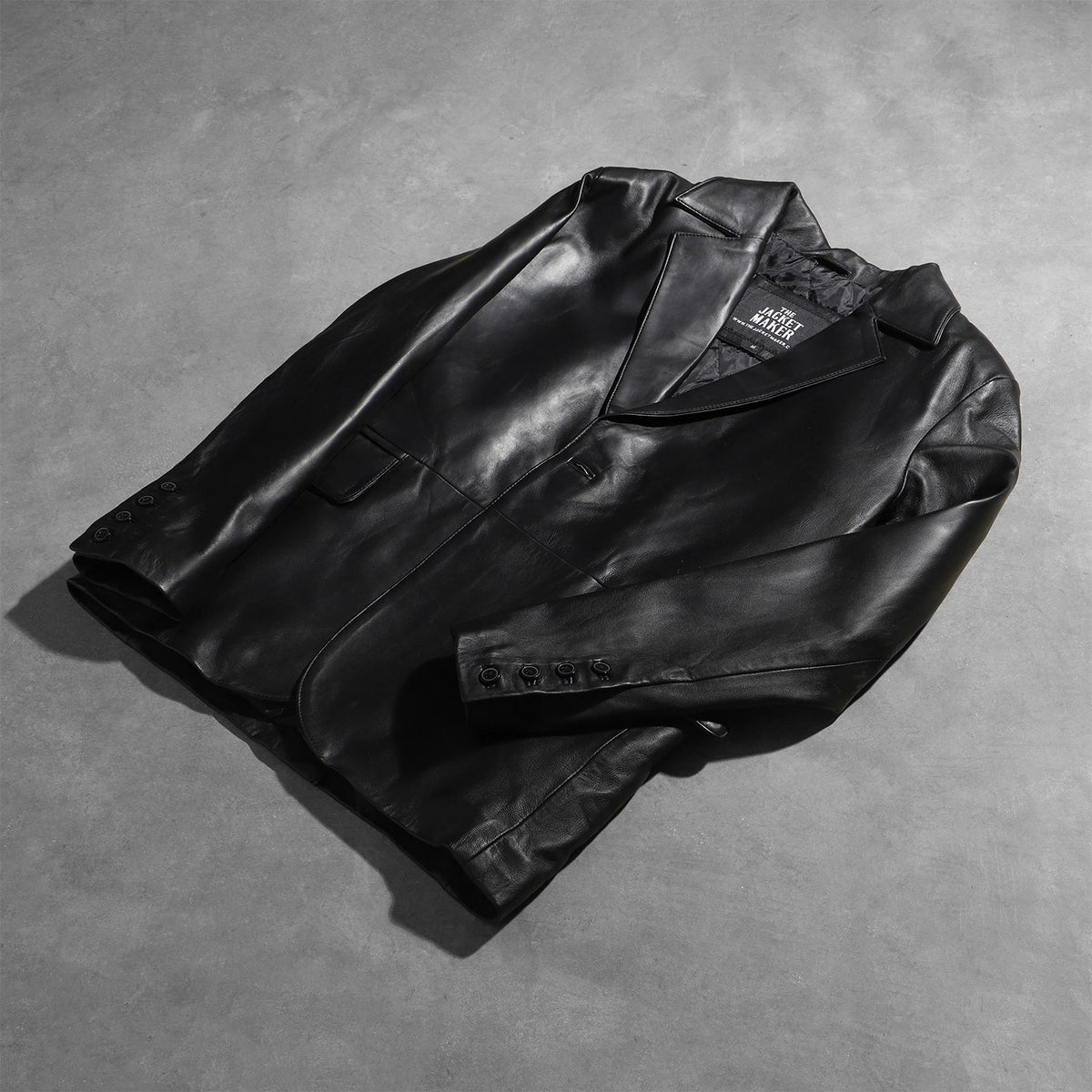 Styled Fit Perspective of Men's Daron 黑色 真皮西装外套 男士 on Model - Natural Daylight Drape