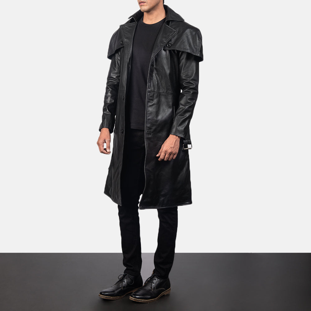 
Deux 经典黑 Leather Duster 男士 - 展现立体袖型与合身版型的侧身视角