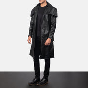
Deux 经典黑 Leather Duster 男士 - 展现立体袖型与合身版型的侧身视角