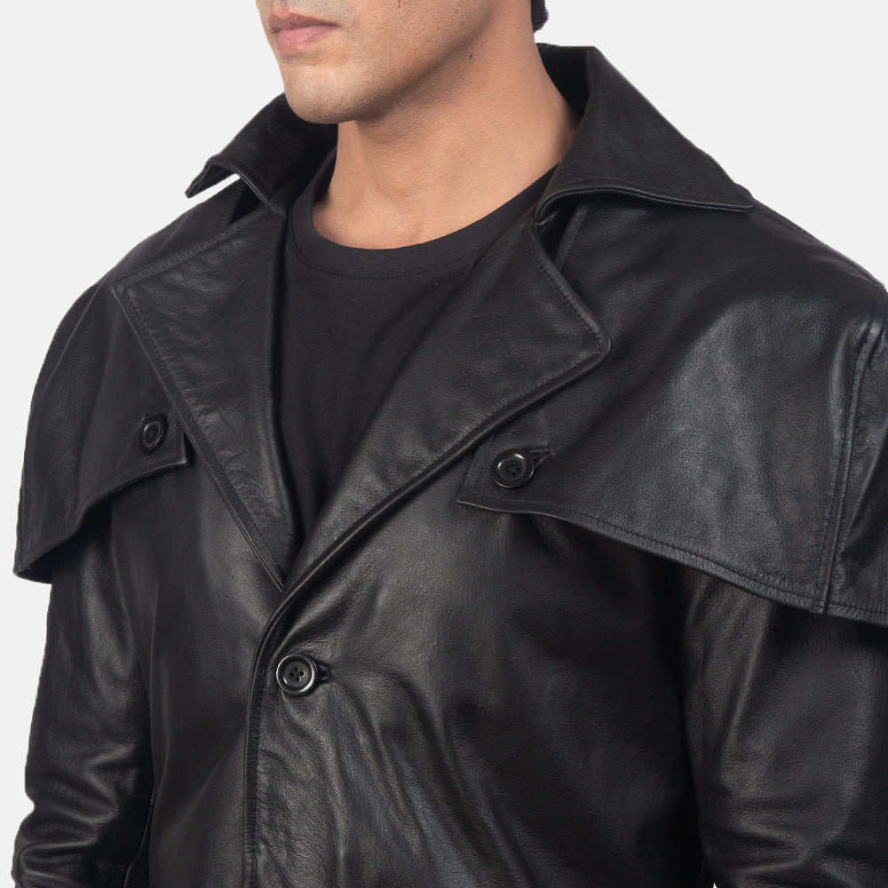 
细节特写 of Classic Collar & Buttons + Belt Hardware on Deux 经典黑 Leather Duster 男士
