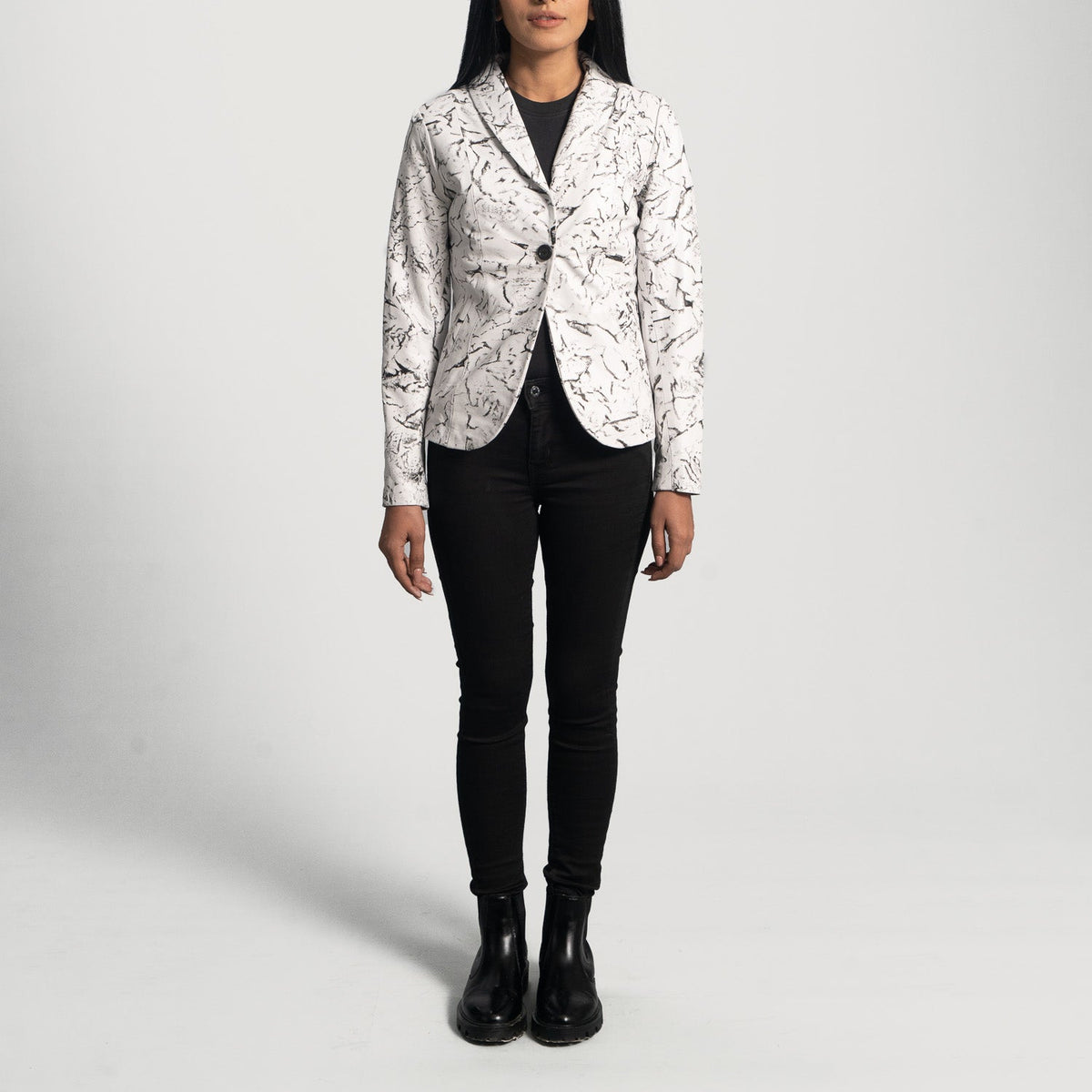 Close-Up Detail of Notch &amp; Button Hardware on Women's Donna Blake White 真皮西装外套 女士