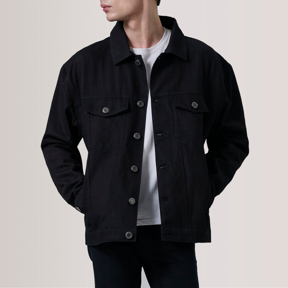 Eddie 黑色 Oversized Denim Trucker 真皮夹克 男士 For Men in Black Full-Grain Leather - Front Profile View &amp; Tailored Silhouette | Buy Online