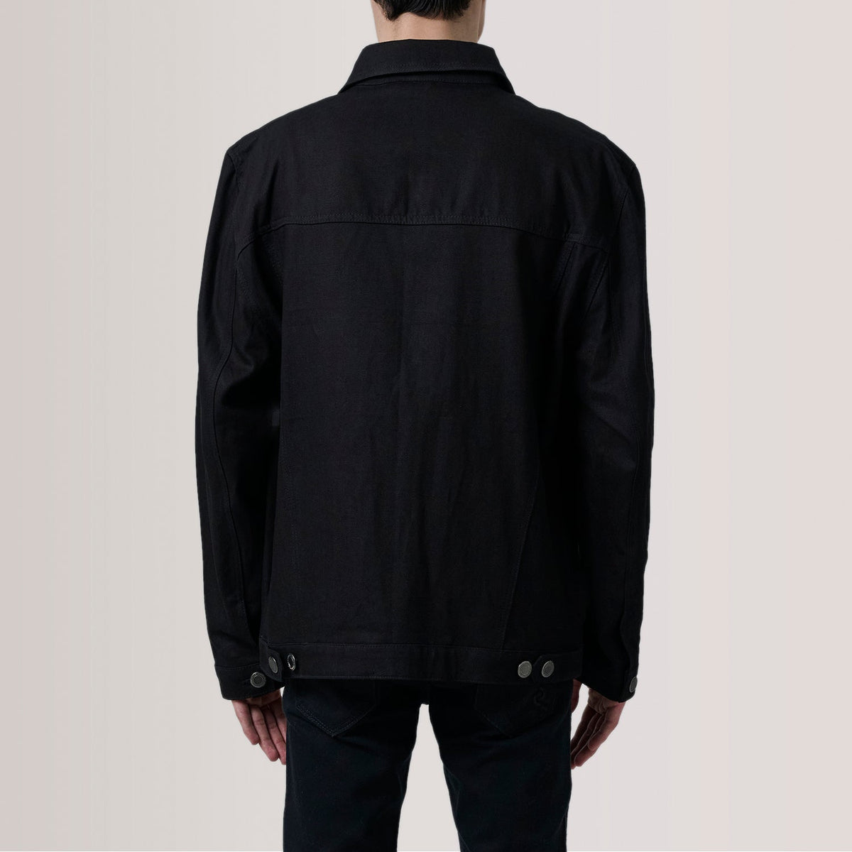 Close-Up Detail of Classic Collar &amp; Heavy-Duty Zipper Hardware on Eddie 黑色 Oversized Denim Trucker 真皮夹克 男士 For Men