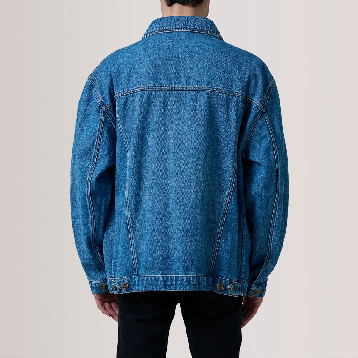
细节特写 of Classic Collar & Heavy-Duty Zipper Hardware on Eddie Dark 深海蓝 Oversized Denim Trucker 真皮夹克 男士 For Men