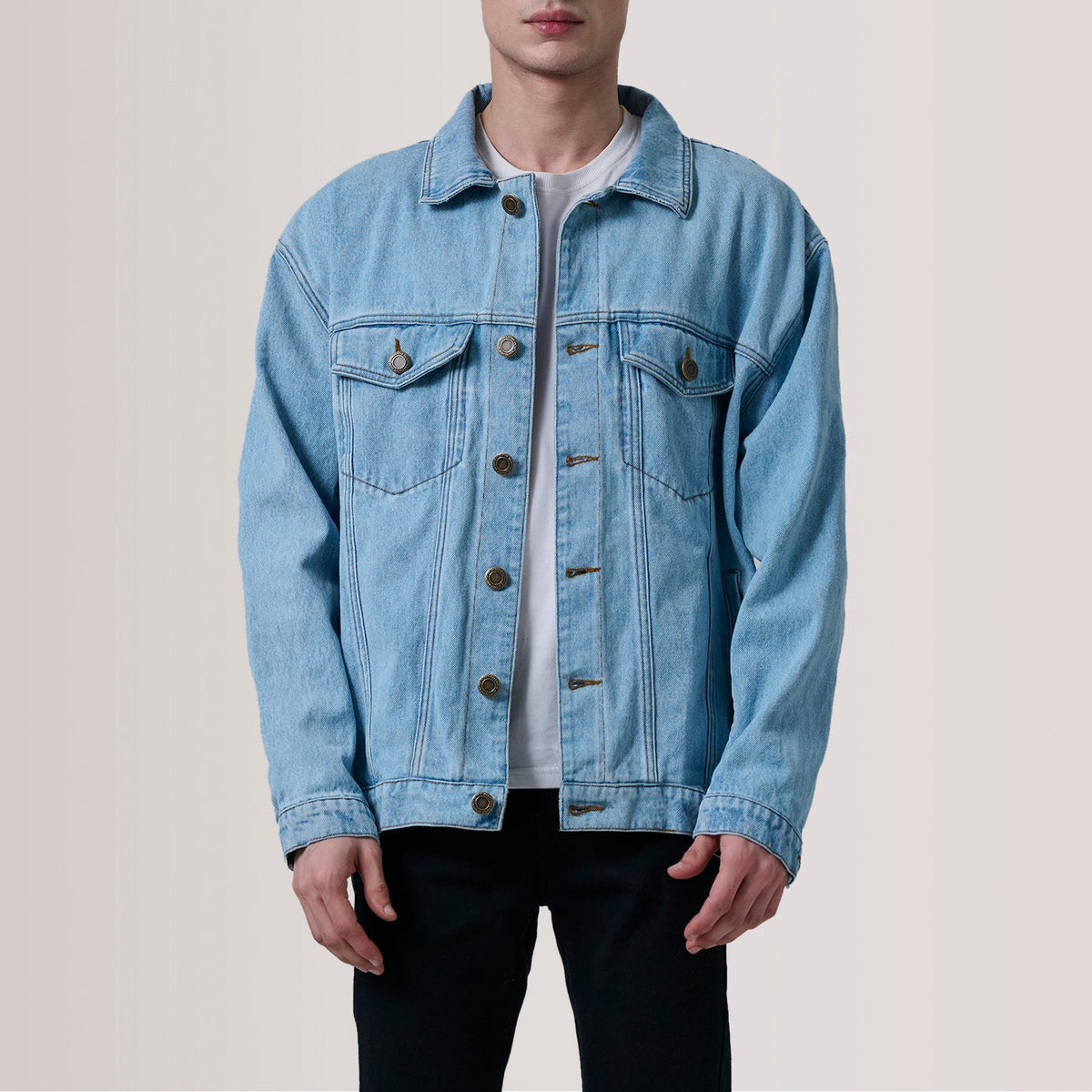 
Eddie Light 深海蓝 Oversized Denim Trucker 真皮夹克 男士 For Men in Light Blue Full-Grain Leather - 正面版型与定制立体剪裁轮廓 | 官方商城选购