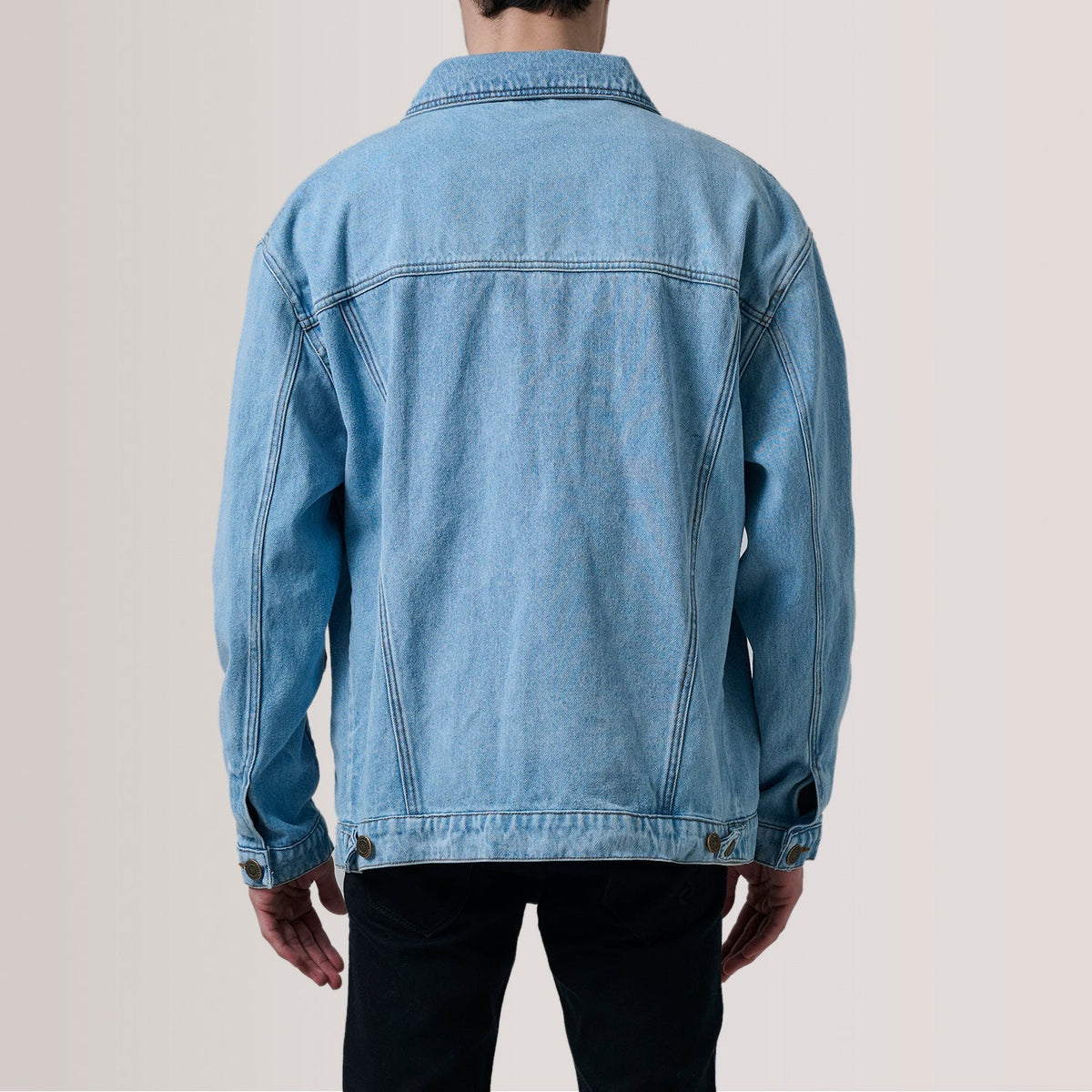 
细节特写 of Classic Collar & Heavy-Duty Zipper Hardware on Eddie Light 深海蓝 Oversized Denim Trucker 真皮夹克 男士 For Men