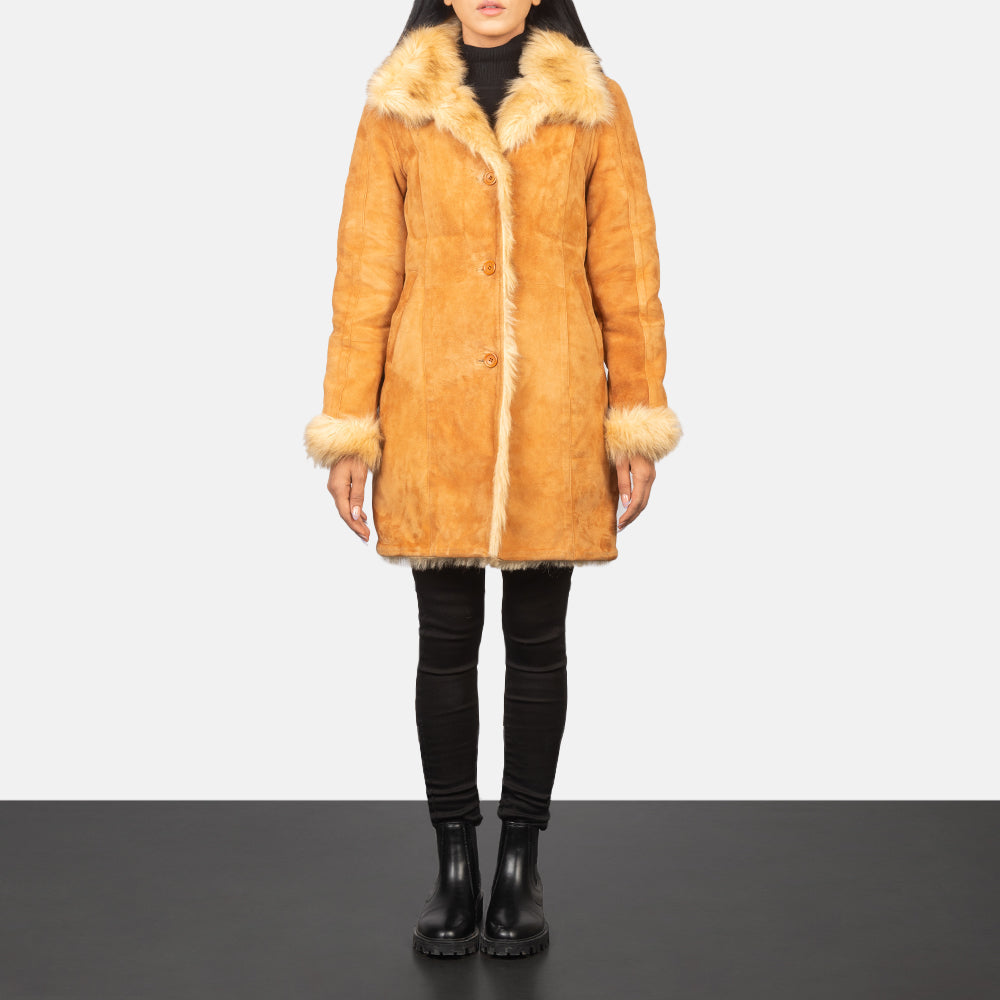 
Erica Beige Leather Coat - 展现立体袖型与合身版型的侧身视角