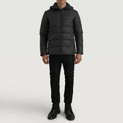 
Erico 经典黑 Hooded Puffer 真皮夹克 男士 - 展现立体袖型与合身版型的侧身视角