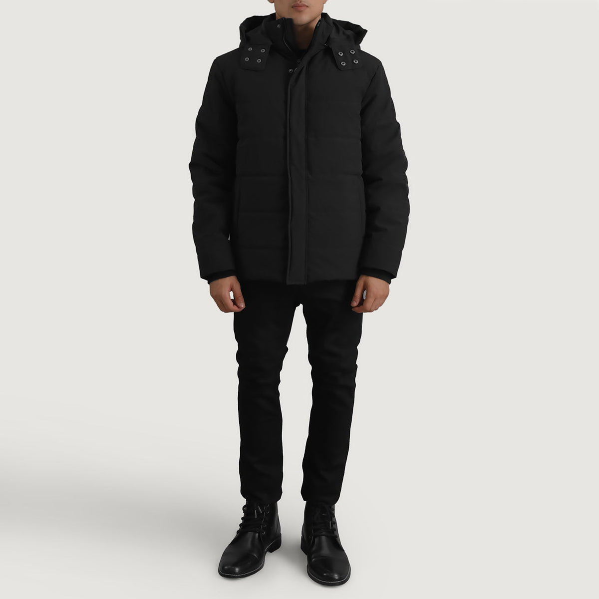 Close-Up Detail of Classic Collar &amp; Zipper With Placket. Hardware on Exton 黑色 Hooded Down Puffer 真皮夹克 男士