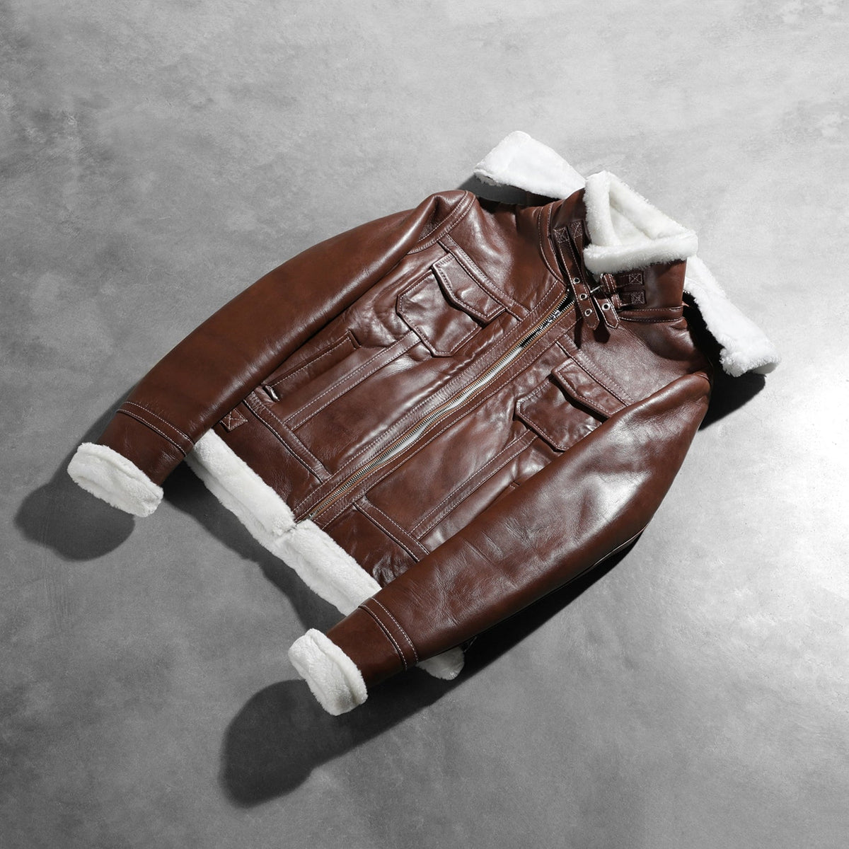 
模特上身效果： Fiona Brown Hooded Shearling Leather Jacket 模特试穿展示（自然光垂坠质感）