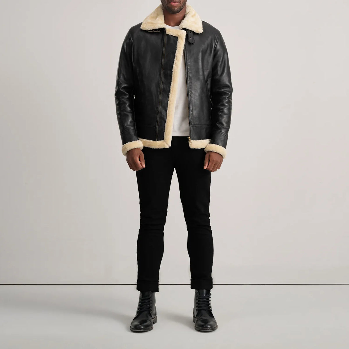 
Francis B-3 Black Leather Bomber Jacket - 展现立体袖型与合身版型的侧身视角