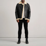 
Francis B-3 Black Leather Bomber Jacket - 展现立体袖型与合身版型的侧身视角