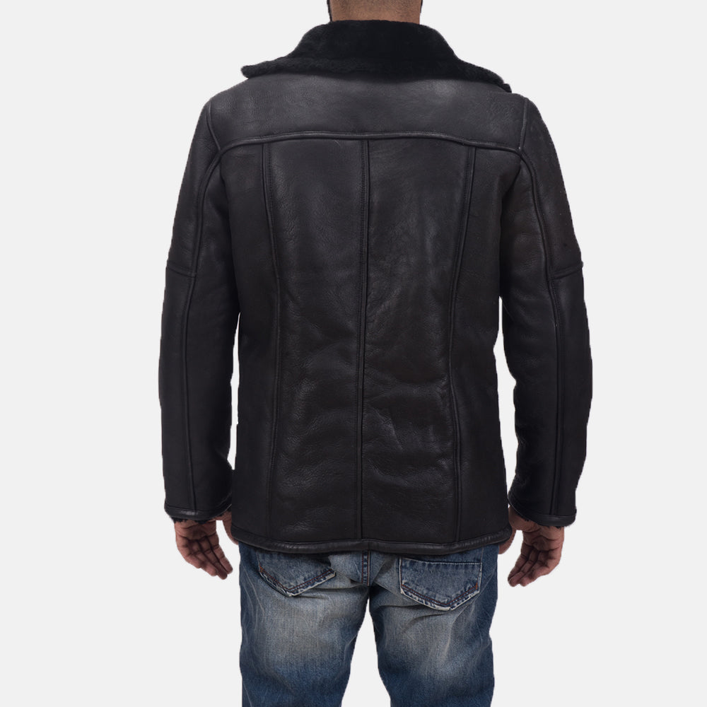 Close-Up Detail of Notch &amp; Button Hardware on Men's Furcliff Double Face Shearling 真皮大衣 男士