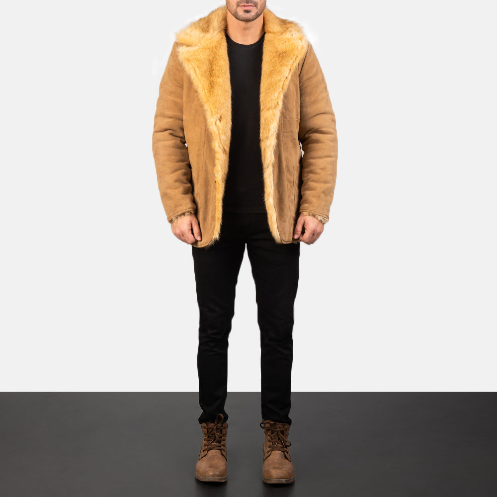 
Furlong Beige Leather Coat - 展现立体袖型与合身版型的侧身视角