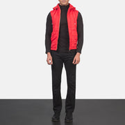 
Fuston 中国红 连帽羽绒夹棉马甲 男士 - 展现立体袖型与合身版型的侧身视角