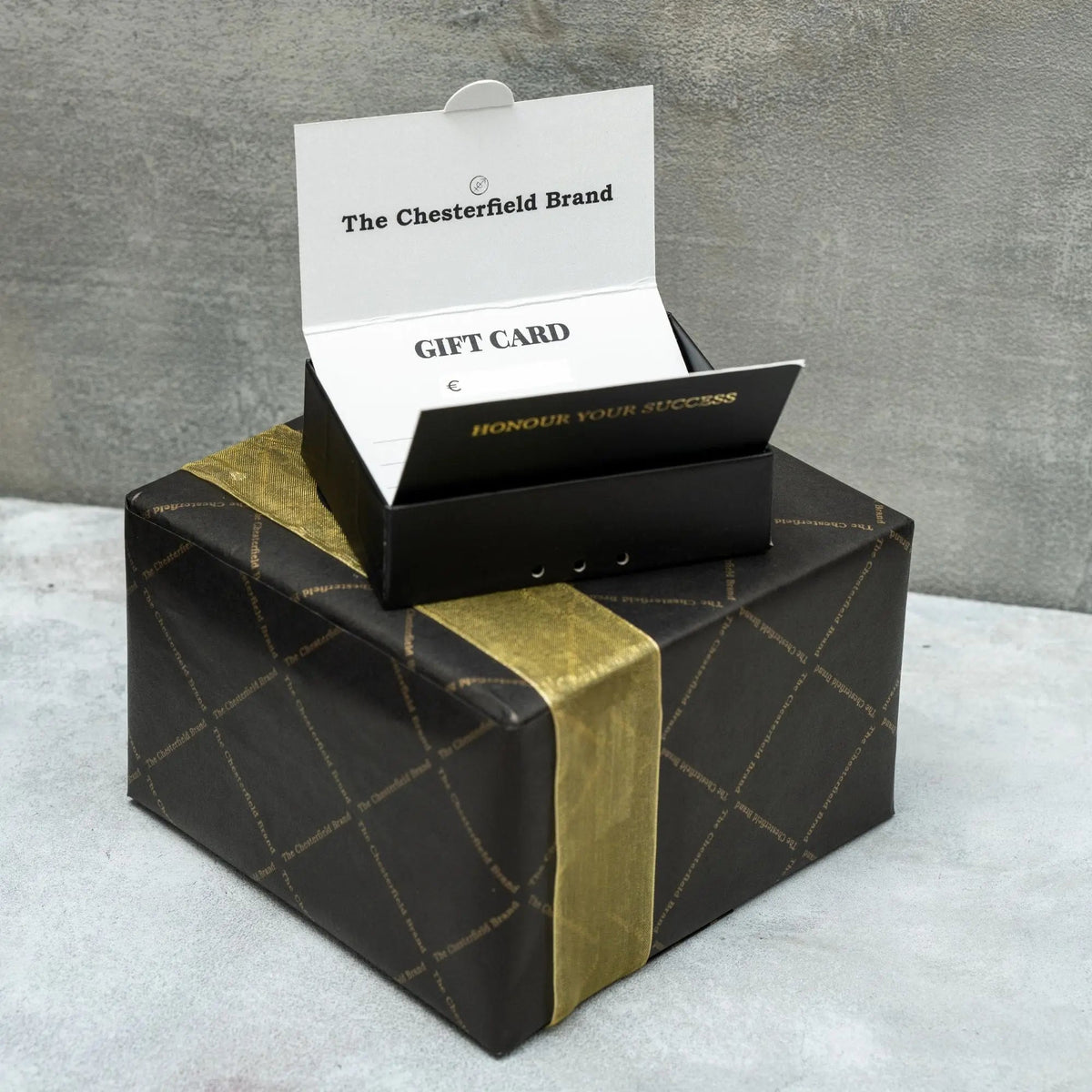 
Giftset Leather Writing Case and Pen (Passport holder) - 展现立体袖型与合身版型的侧身视角