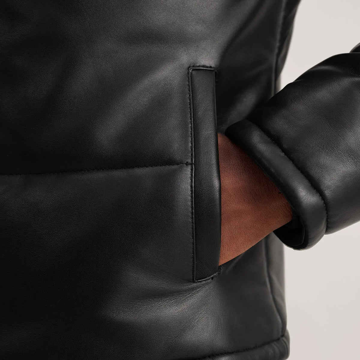 
内衬展示 Showing Polyester Lining & 内部双侧实用暗袋