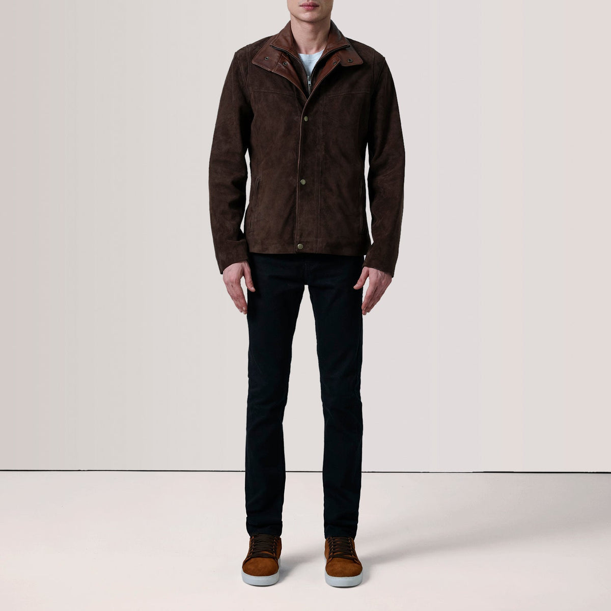 
模特上身效果： Henrik Grey Suede Cafe Racer For Men 模特试穿展示（自然光垂坠质感）