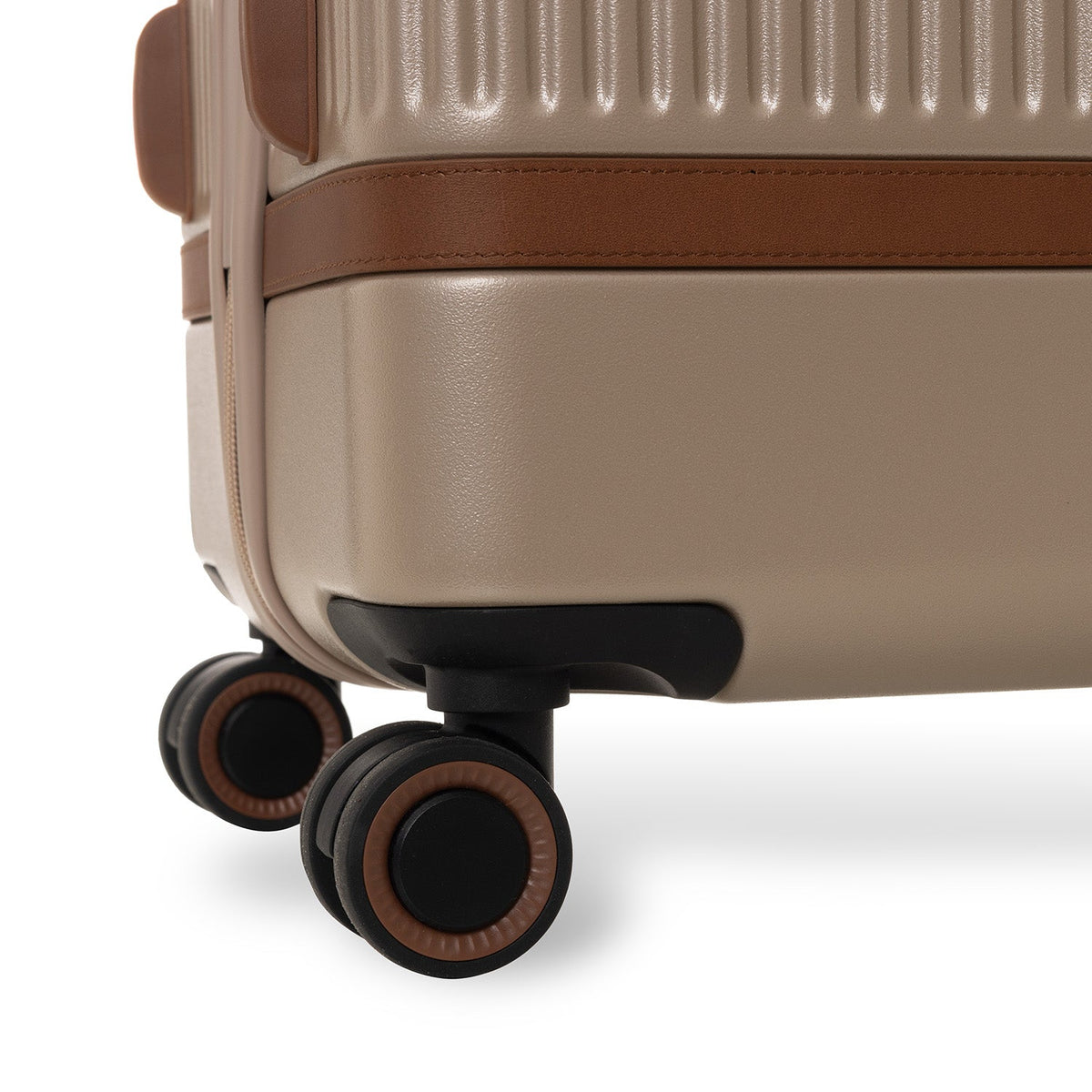 Large Suitcase Zuna 女士 - Lateral Side Profile View Showing Sleeve Cut &amp; Athletic Taper Fit