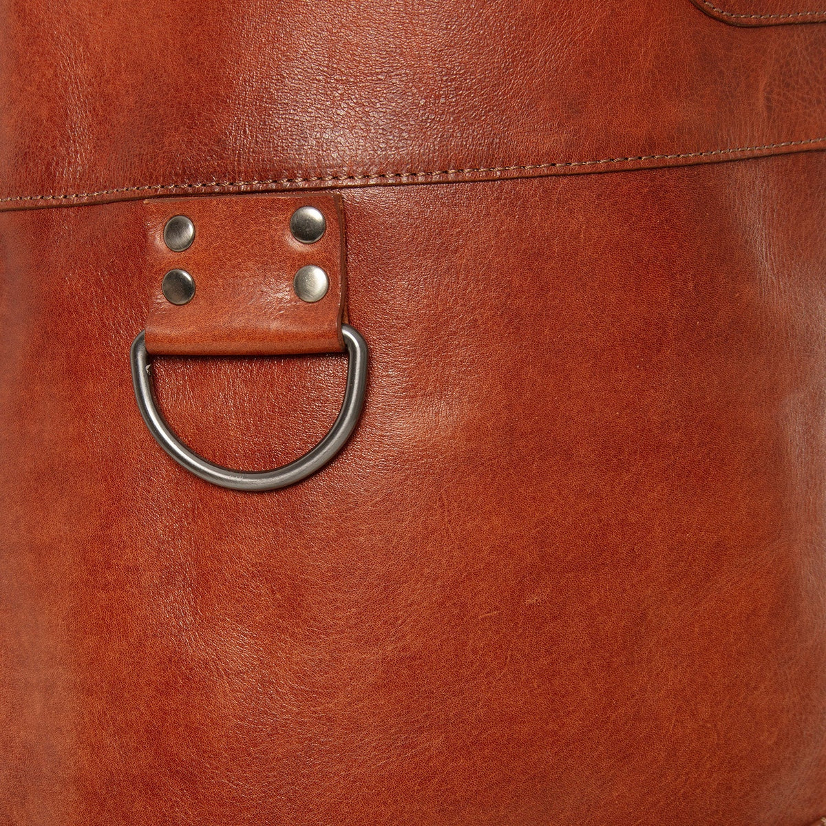 Close-Up Detail of Classic Collar &amp; Heavy-Duty Zipper Hardware on Leather Apron Churrasco 女士