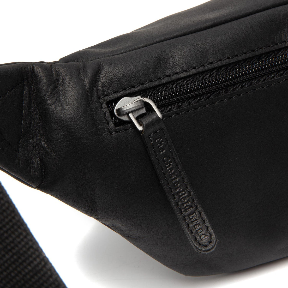 
Solid Antique Brass Hardware & Heavy-Duty Dual Zipper Detail on Brana 真皮腰包