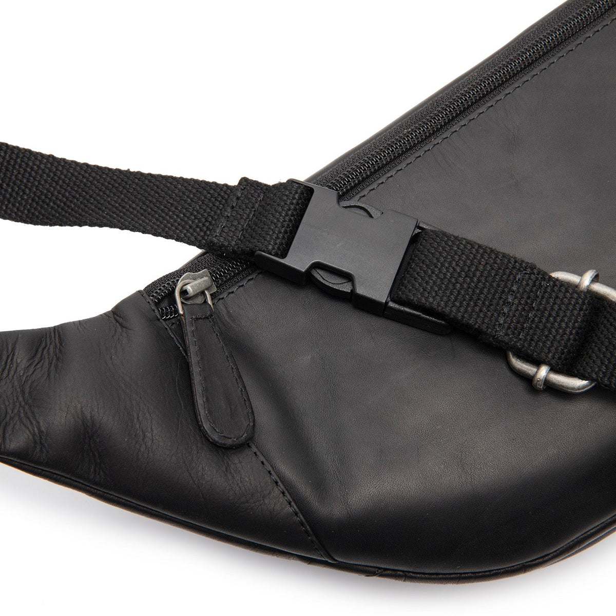 
Solid Antique Brass Hardware & Heavy-Duty Dual Zipper Detail on Vernio 真皮腰包