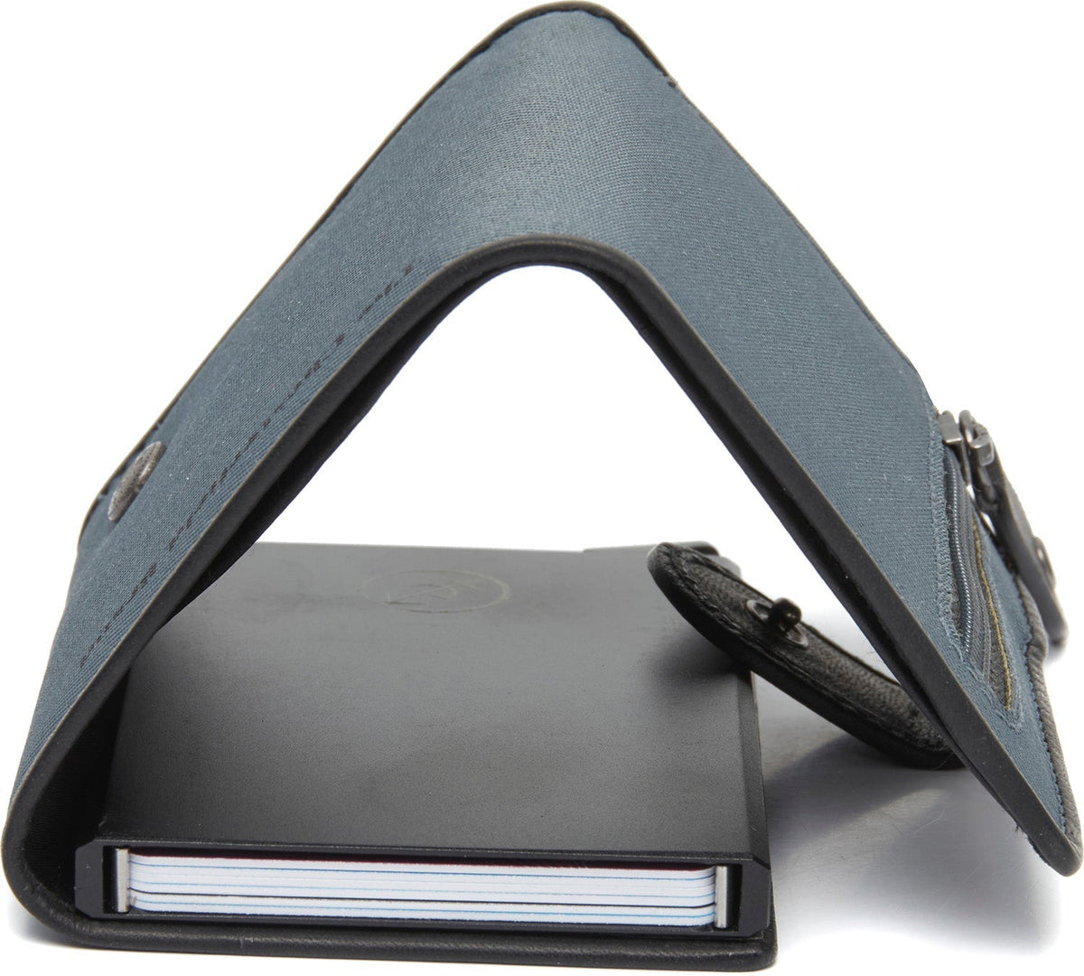 Delsbo Full-Grain Leather Card Holder - 立体侧面展现包身风琴褶与扩容深度