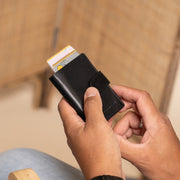 
Classic 100% Full-Grain Leather Card Holder - 展现加固真皮背带与承重走线的背部视角