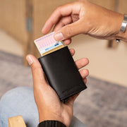 
Classic 100% Full-Grain Leather Card Holder - 展现加固真皮背带与承重走线的背部视角