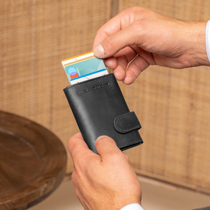 
Classic 100% Full-Grain Leather Card Holder - 展现加固真皮背带与承重走线的背部视角