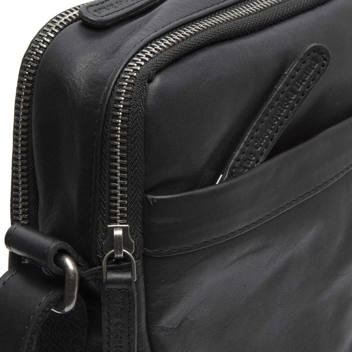 
Solid Antique Brass Hardware & Heavy-Duty Dual Zipper Detail on Alva 真皮斜挎包