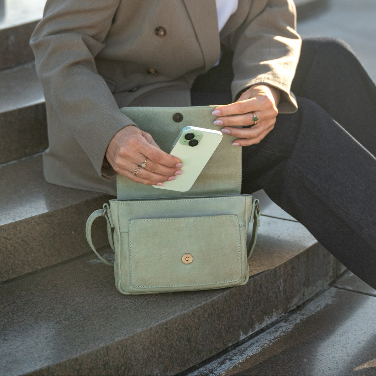 Ann Full-Grain Leather Crossbody Bag 女士 – alternate product view 3