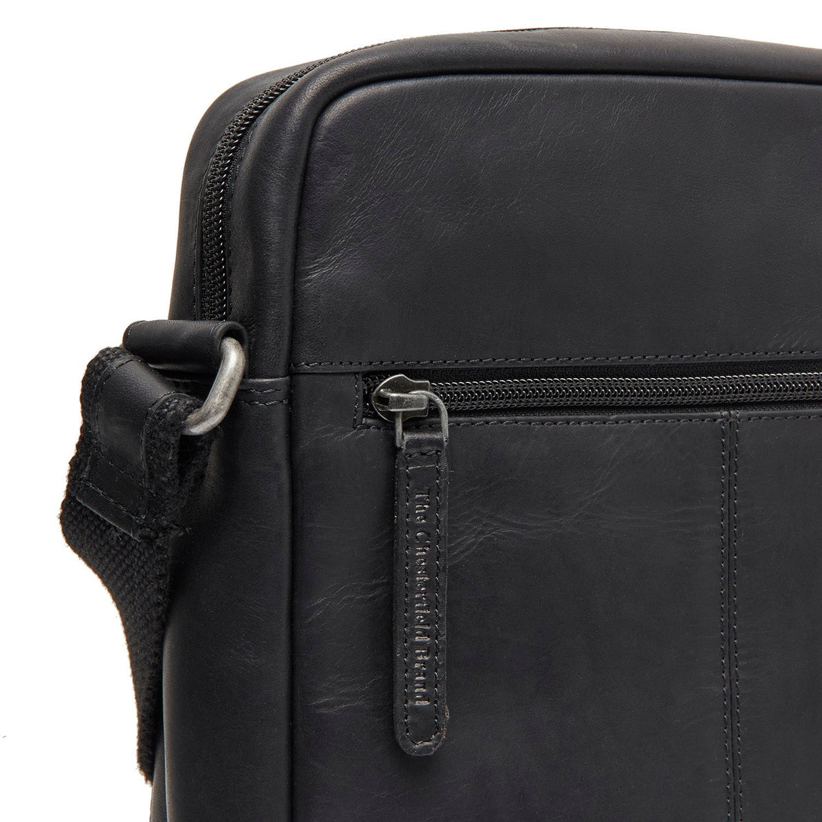 
Solid Antique Brass Hardware & Heavy-Duty Dual Zipper Detail on Anzora 真皮斜挎包