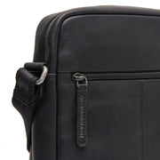
Solid Antique Brass Hardware & Heavy-Duty Dual Zipper Detail on Anzora 真皮斜挎包