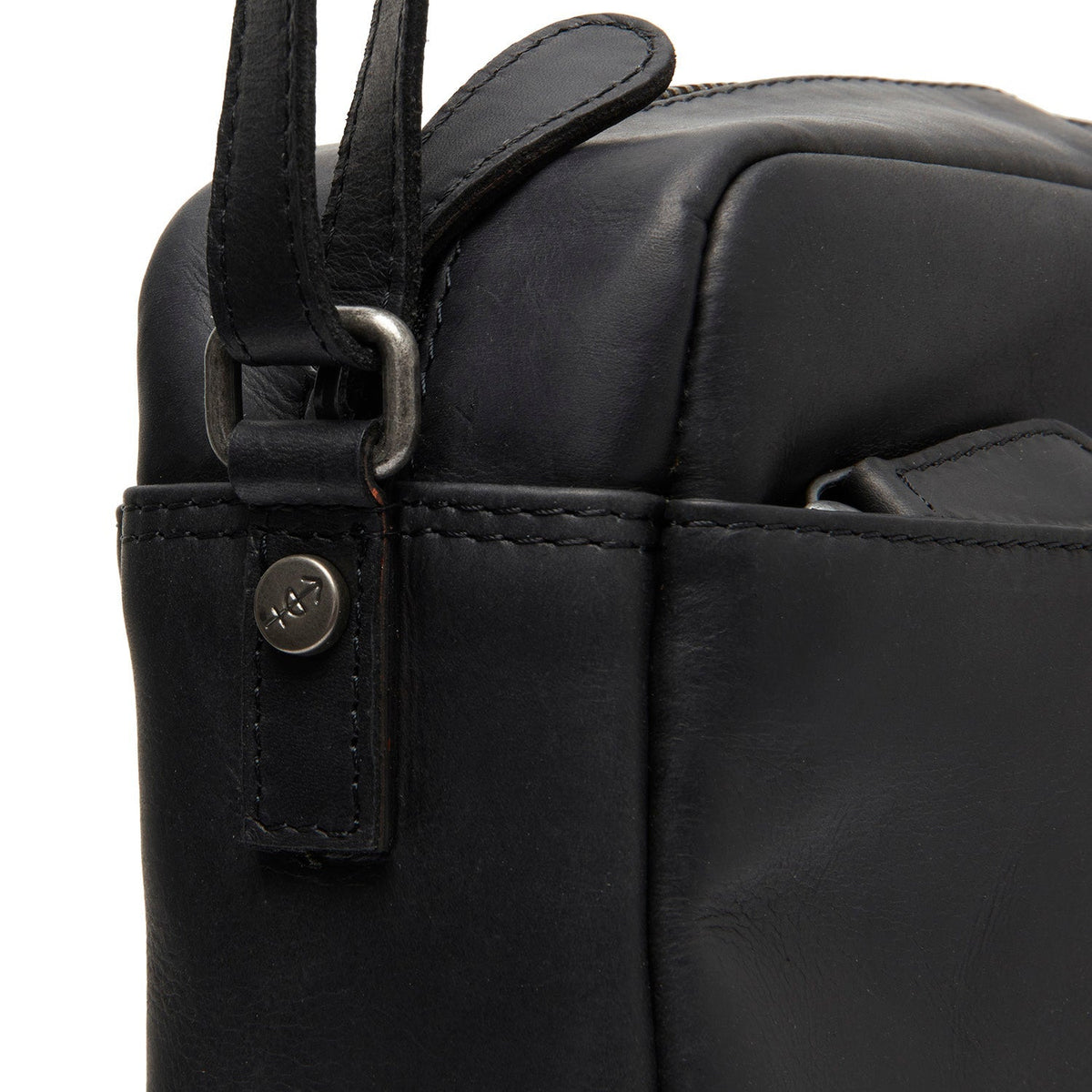 
Classic 100% Full-Grain leather Bag - 展现加固真皮背带与承重走线的背部视角