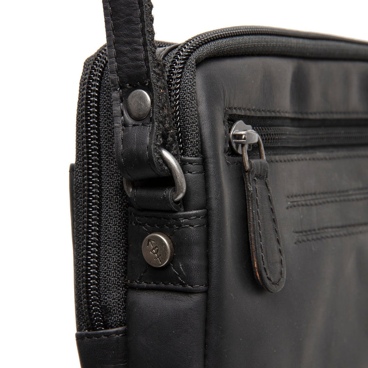 
内衬展示 Showing Dedicated Padded Laptop Sleeve & Multi-Compartment Organization