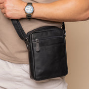 
Classic 100% Full-Grain leather Bag - 展现加固真皮背带与承重走线的背部视角