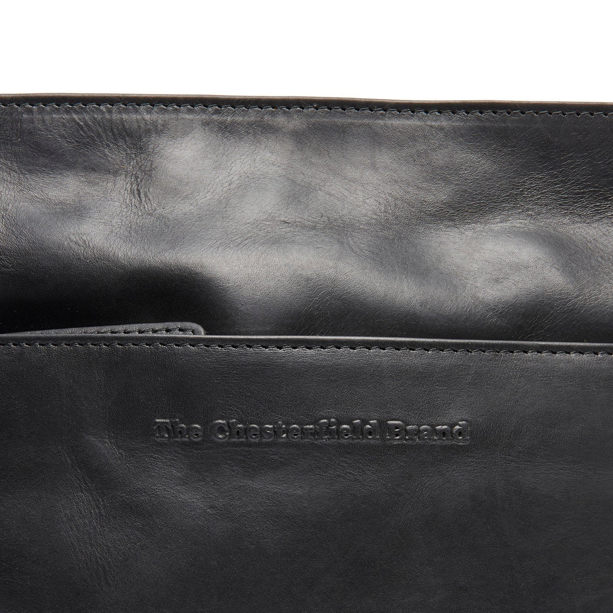 
Classic 100% Full-Grain leather Bag - 展现加固真皮背带与承重走线的背部视角