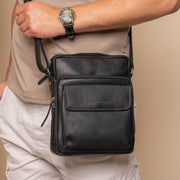 
Classic 100% Full-Grain leather Bag - 展现加固真皮背带与承重走线的背部视角