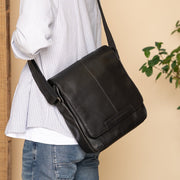 
Classic 100% Full-Grain leather Bag - 展现加固真皮背带与承重走线的背部视角