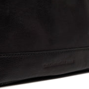 
Classic 100% Full-Grain leather Bag - 展现加固真皮背带与承重走线的背部视角