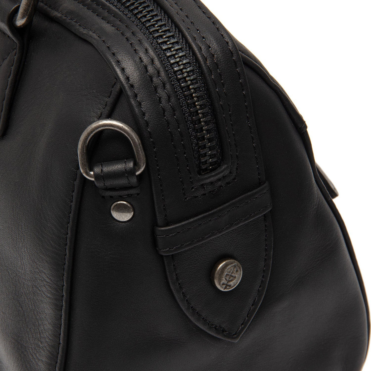 Close-Up Detail of Classic Collar &amp; Heavy-Duty Zipper Hardware on Dalford Full-Grain Leather Handbag 女士