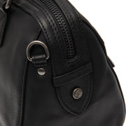 Close-Up Detail of Classic Collar &amp; Heavy-Duty Zipper Hardware on Dalford Full-Grain Leather Handbag 女士