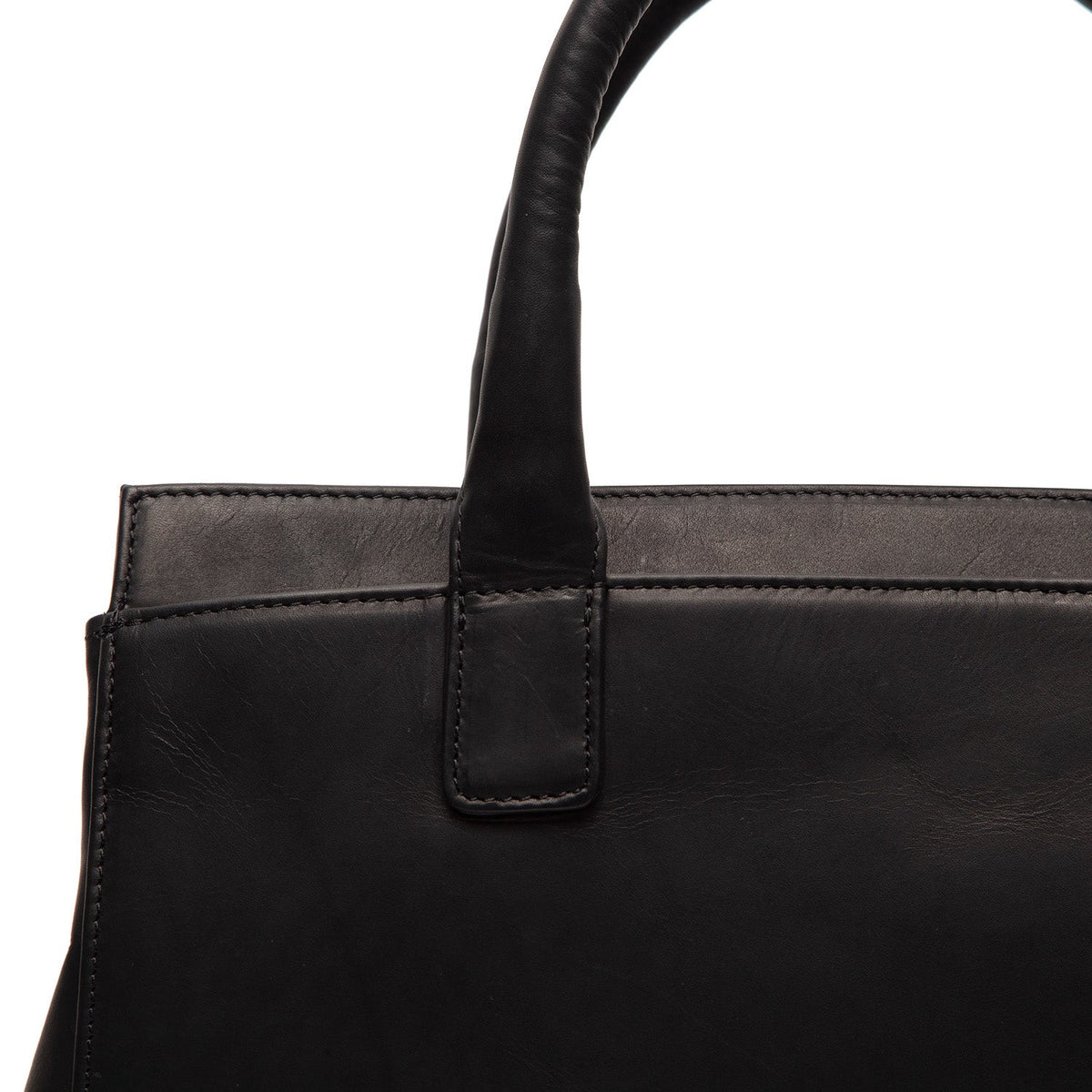 细节特写 of Classic Collar & Heavy-Duty Zipper Hardware on Garda Full-Grain Leather Handbag