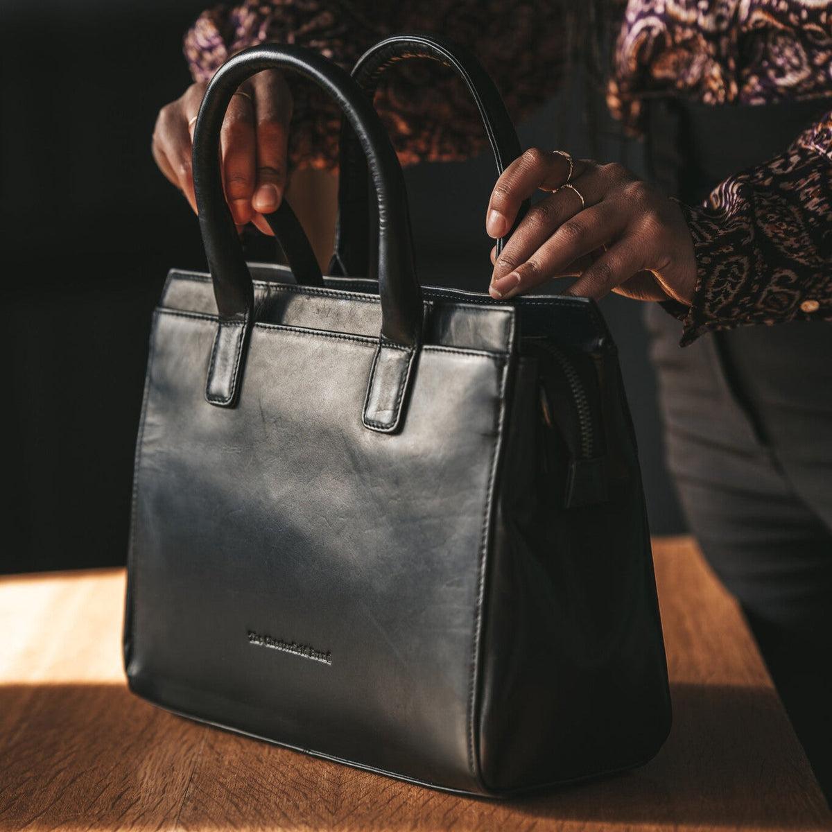 Garda Full-Grain Leather Handbag 女士 - Lateral Side Profile View Showing Sleeve Cut &amp; Athletic Taper Fit